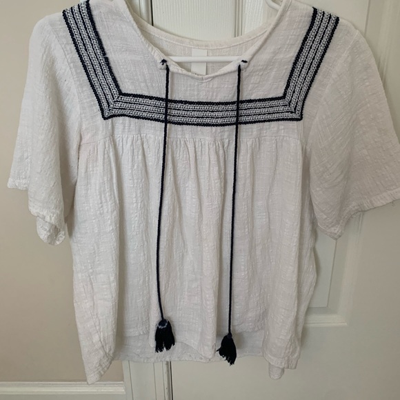 White and blue blouse - Picture 2 of 4